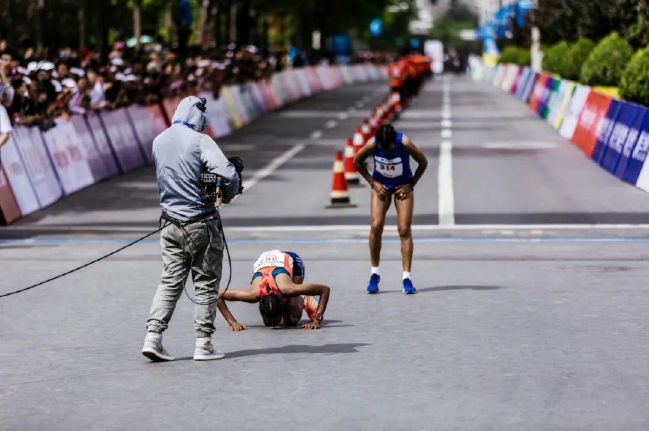 中国马拉松摄影大赛跑者时刻优秀作品赏析:终点的人生百态