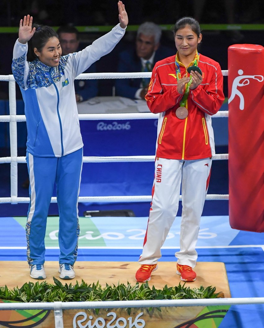 并列获得季军的中国选手李倩（右）、哈萨克斯坦选手沙基莫娃在颁奖仪式上