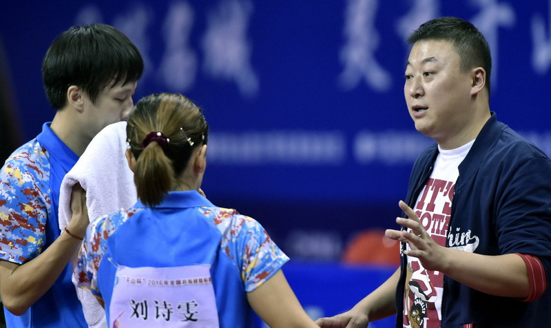 广东队教练马琳（右）在比赛间隙对刘诗雯、林高远进行引导