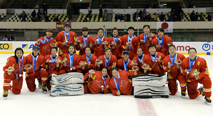 中国女子冰球队在颁奖仪式后合影。