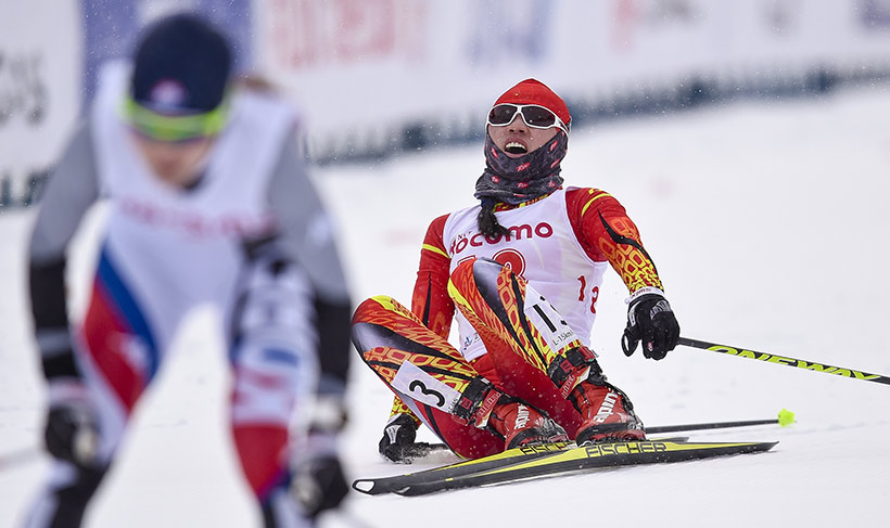 中國隊選手李宏雪（右）在抵達終點后倒地。