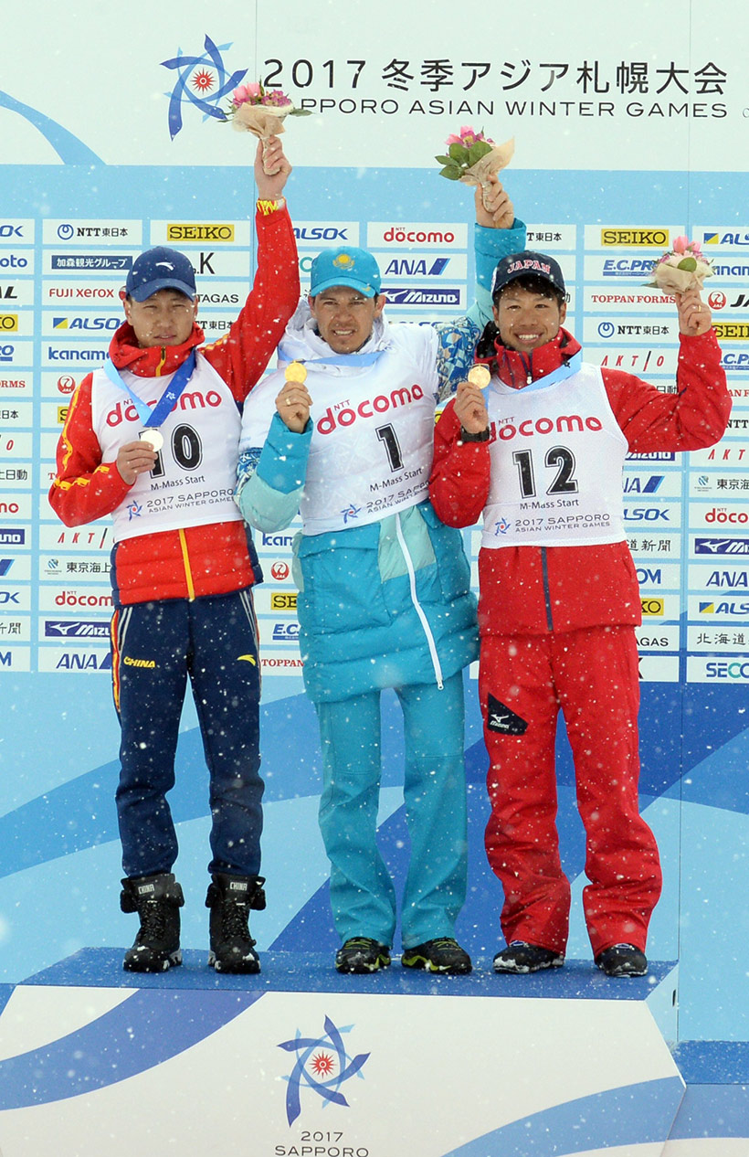 冠军哈萨克斯坦选手萨维茨基（中）、亚军中国选手王文强（左）和季军日本选手尾崎光辅在领奖台上合影。