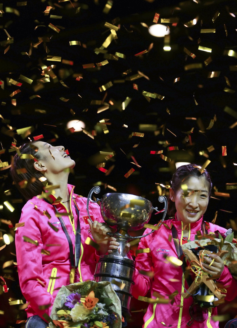 丁宁（左）/刘诗雯在颁奖仪式上