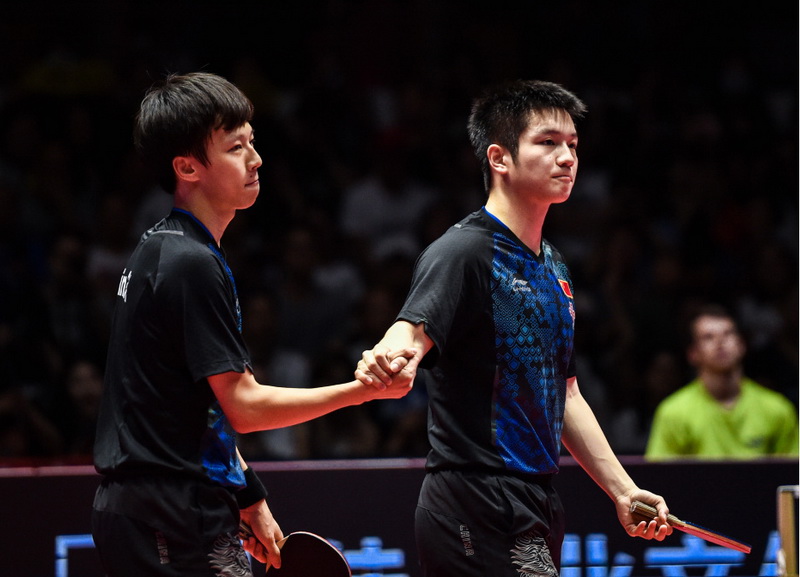 林高远/樊振东（右）在比赛后庆祝获胜
