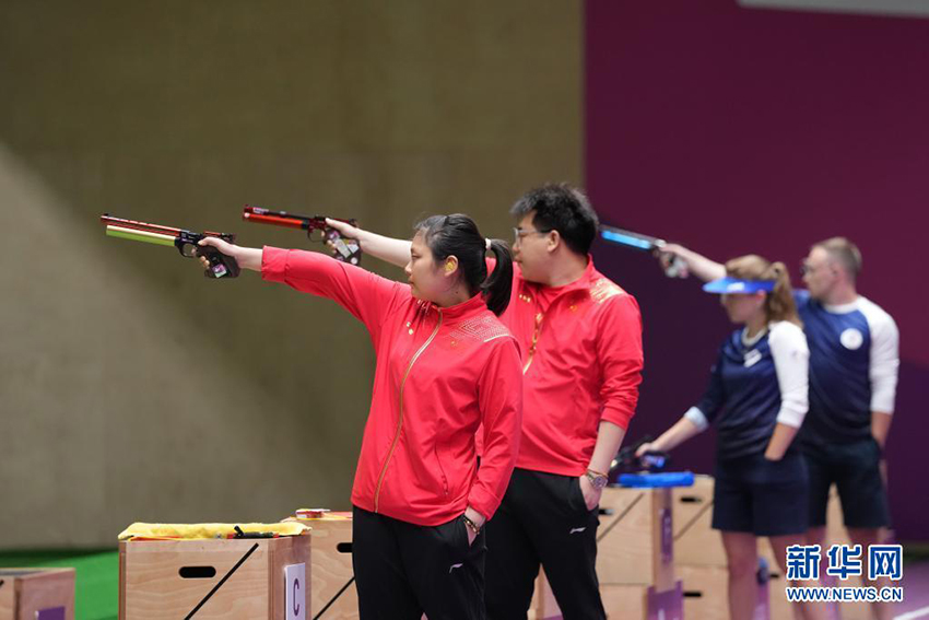 7月27日，中國選手姜冉馨（左一）和龐偉（左二）在比賽中。