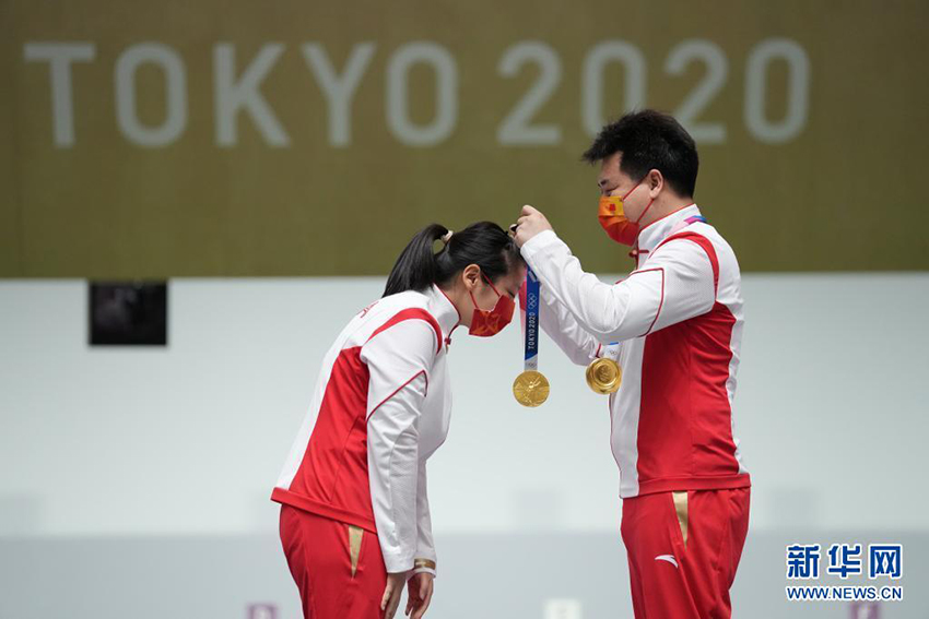 7月27日，姜冉馨（左）和龐偉在頒獎儀式上。