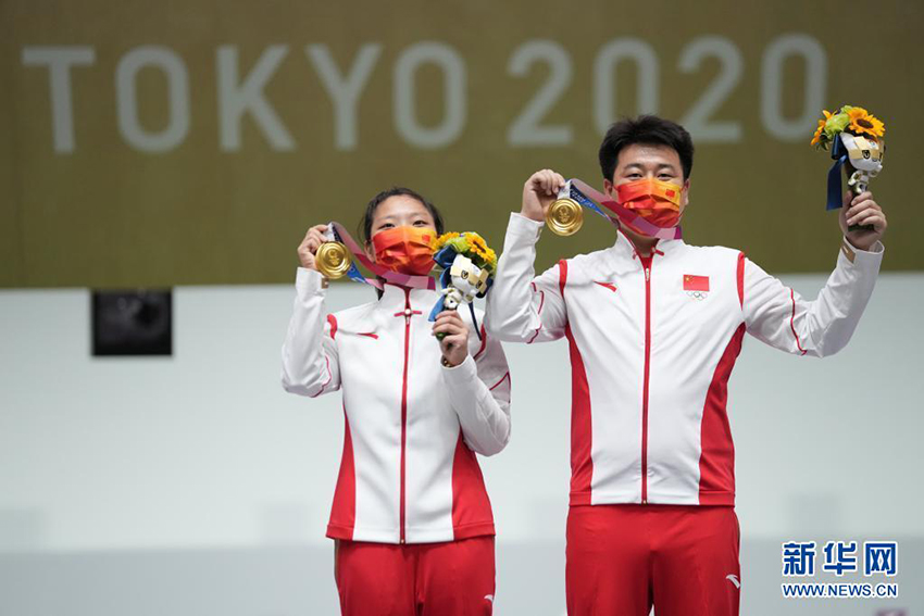 7月27日，姜冉馨（左）和龐偉在頒獎儀式上。