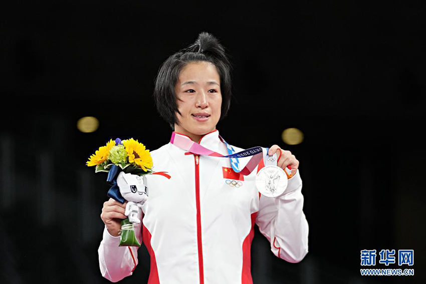 8月7日，中国选手孙亚楠在颁奖典礼上展示银牌。