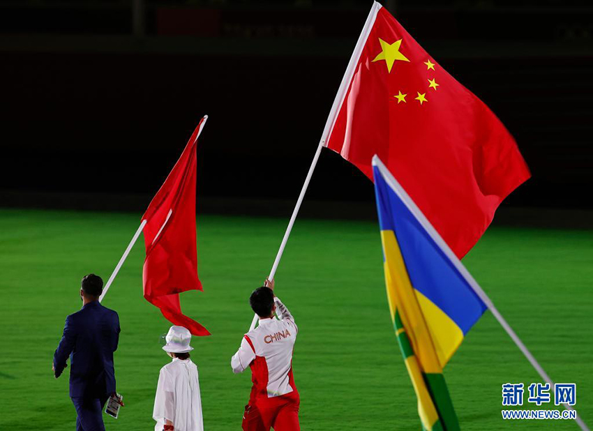 中国代表团旗手苏炳添进入体育场。新华社记者 王丽莉 摄