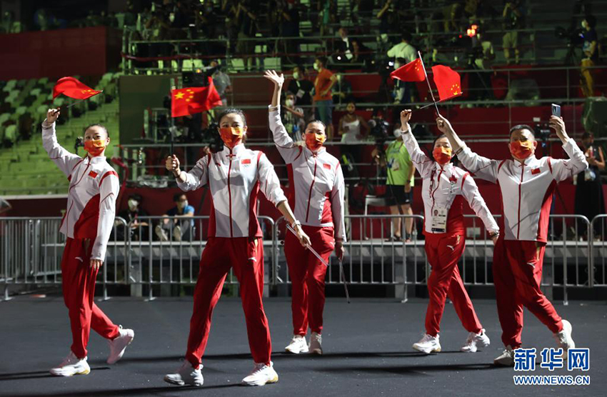 中国体育代表团成员进入体育场。新华社记者 曹灿 摄