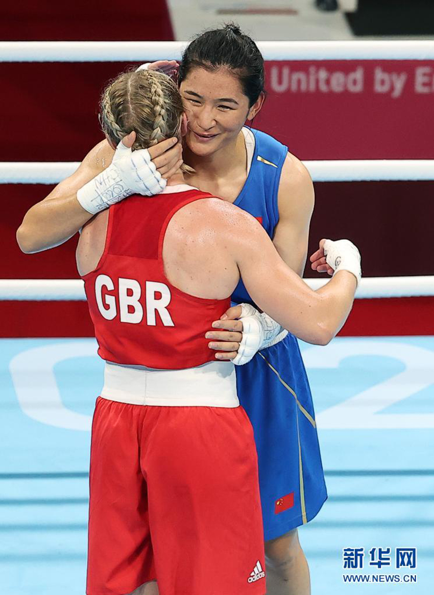 8月8日，中国选手李倩（右）与英国选手普赖斯在比赛结束后致意。新华社记者 王东震 摄