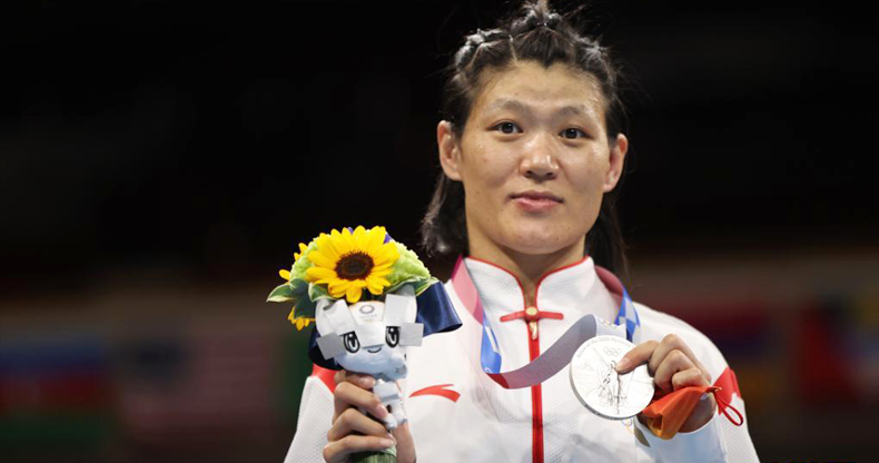 谷红获得拳击女子69公斤级银牌