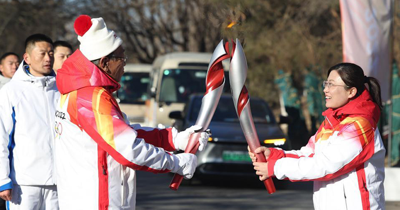 北京冬奥会火炬在奥森公园传递