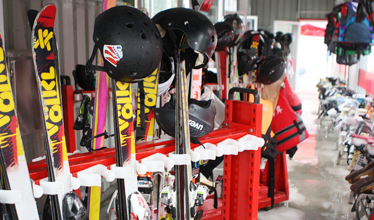 國內各大雪場陸續開板 滑雪裝備迎來銷售旺季