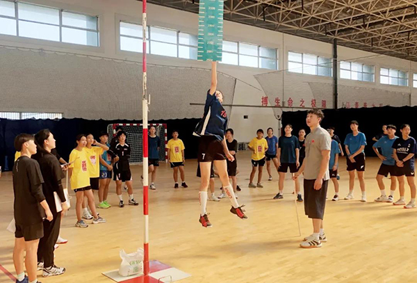 2020年全国青少年手球训练营(女子组)基础体能测试在潍坊市体校进行
