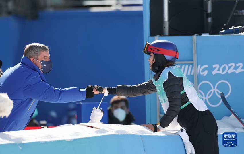 2月8日，國際奧委會主席巴赫（左）向中國選手谷愛凌表示祝賀。