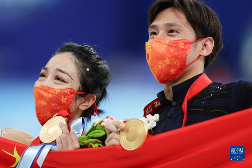 2月19日，中國選手隋文靜（左）/韓聰在獎牌頒發儀式后慶祝。新華社記者 曹燦 攝