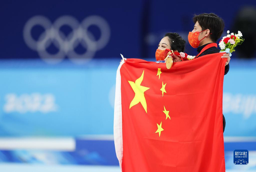 2月19日，中國選手隋文靜（左）/韓聰在獎牌頒發儀式后慶祝。新華社記者 曹燦 攝