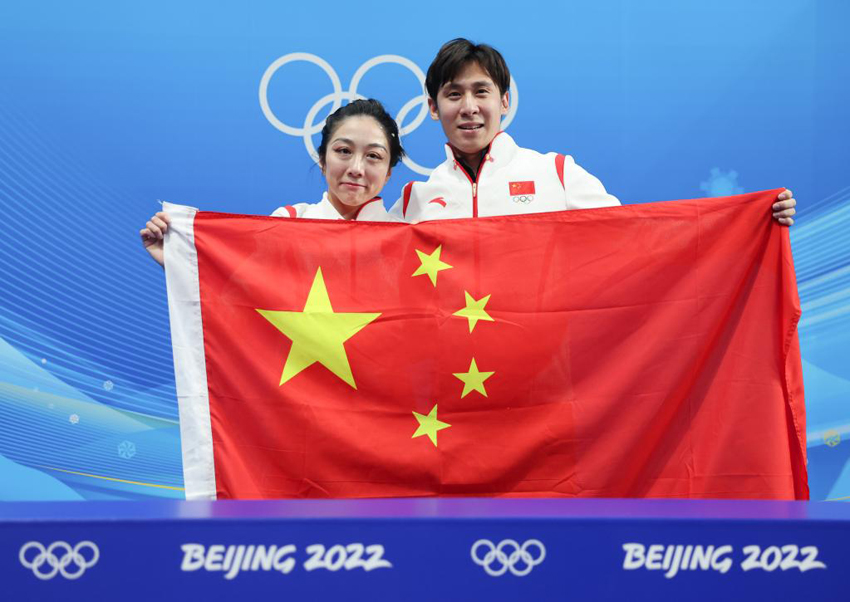 2月19日，中國選手隋文靜（左）/韓聰在比賽后。新華社記者 曹燦 攝