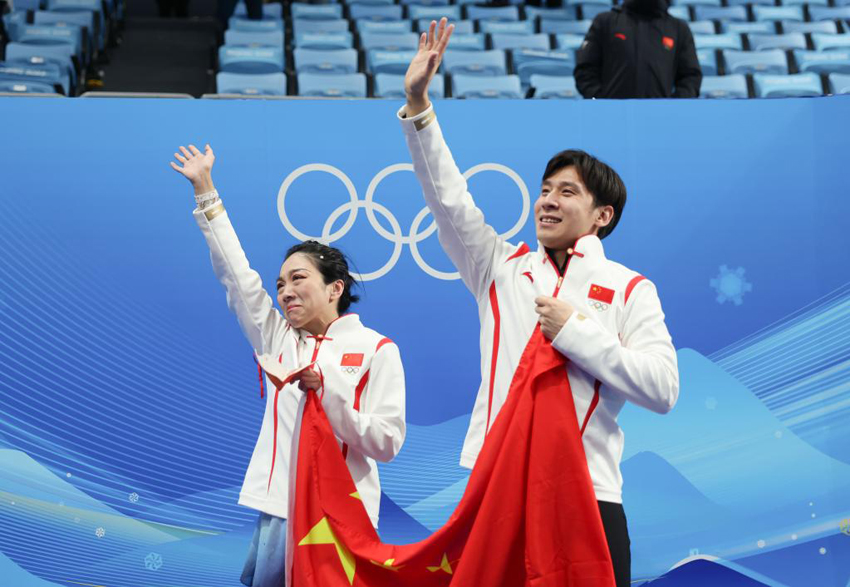 2月19日，中國選手隋文靜（左）/韓聰在比賽后。新華社記者 曹燦 攝