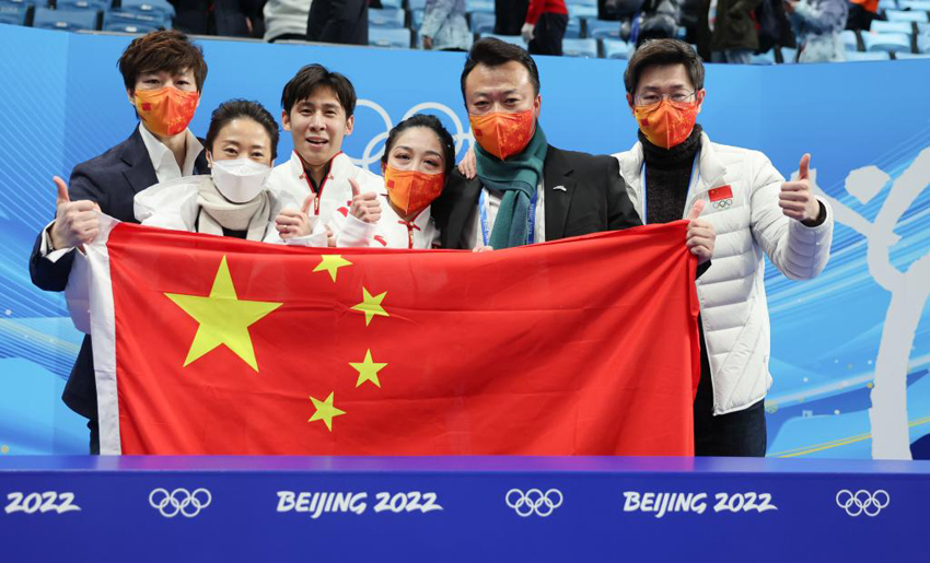 2月19日，中國選手隋文靜（右三）/韓聰（左三）在候分區與團隊成員慶祝。新華社記者 曹燦 攝