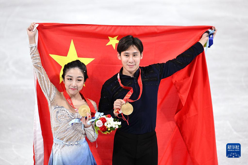 2月19日，中國選手隋文靜（左）/韓聰在獎牌頒發儀式后。新華社記者 鞠煥宗 攝