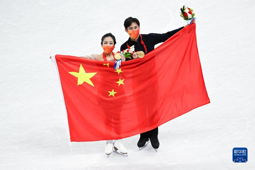 2月19日，中國選手隋文靜（左）/韓聰在獎牌頒發儀式后。新華社記者 馬寧 攝