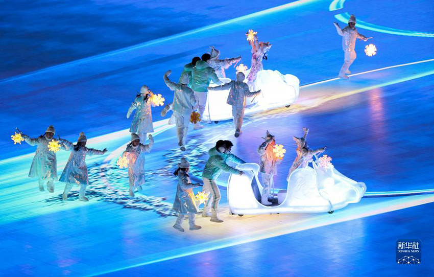 2月20日晚，北京第二十四屆冬季奧林匹克運動會閉幕式在國家體育場舉行。 　　這是代表團旗幟和運動員入場環節。新華社記者 丁旭 攝