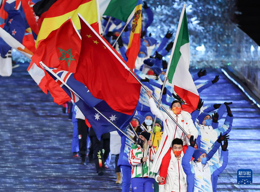 2月20日晚，北京第二十四屆冬季奧林匹克運動會閉幕式在國家體育場舉行。 　　這是代表團旗幟和運動員入場環節。 新華社記者 李尕 攝