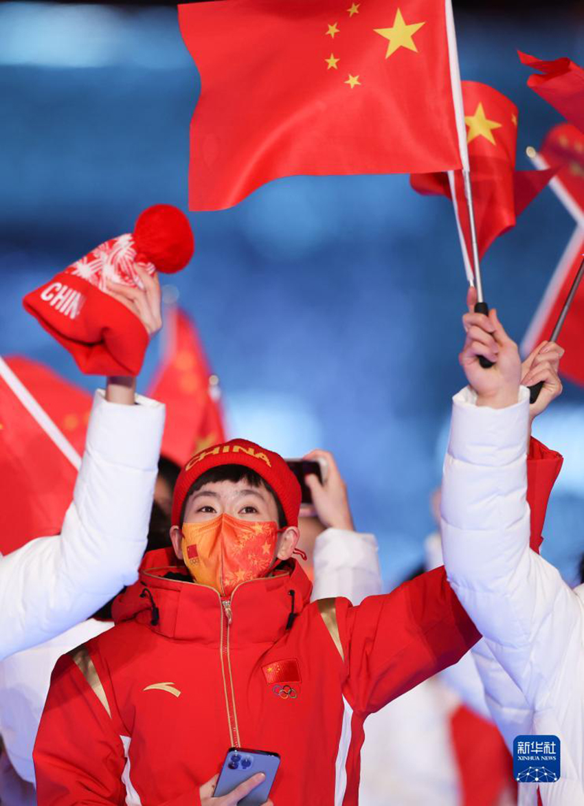 2月20日晚，北京第二十四屆冬季奧林匹克運動會閉幕式在國家體育場舉行。 　　這是中國代表團成員范可新入場。新華社記者 曹燦 攝