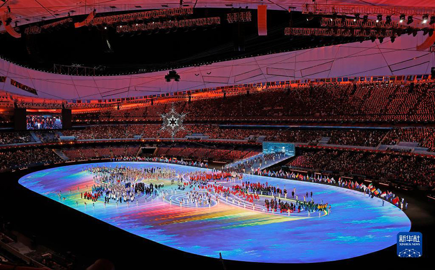 2月20日晚，北京第二十四屆冬季奧林匹克運動會閉幕式在國家體育場舉行。 　　這是代表團旗幟和運動員入場環節。 新華社記者 丁旭 攝
