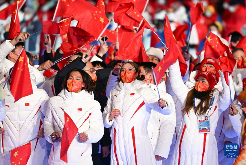 2月20日晚，北京第二十四屆冬季奧林匹克運動會閉幕式在國家體育場舉行。 　　這是中國代表團成員入場。新華社記者 李尕 攝