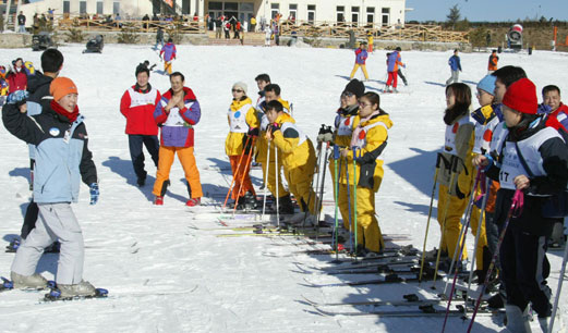 “雪季候鸟”转变身份成教练 滑雪场提升品质 增强服务供给能力