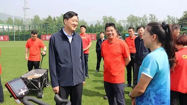 国家体育总局局长、党组书记高志丹看望国家女子橄榄球队