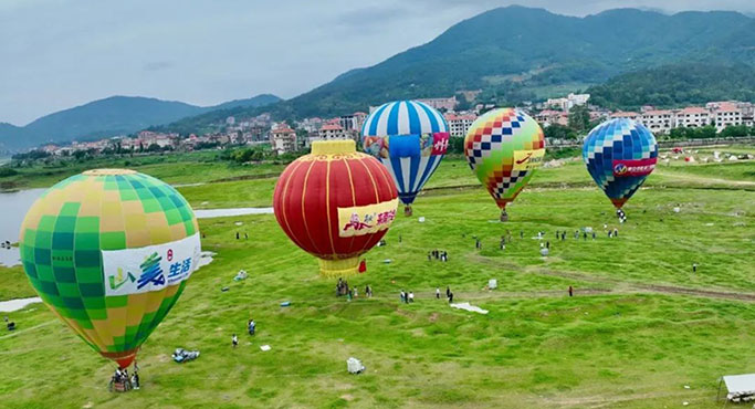 熱気球カーニバルが九都の夜空に火をつけ航空運動が農村振興を後押し