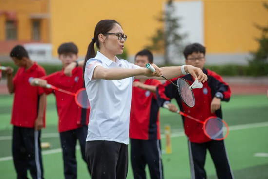 羽毛球教师黄慧,中国足球运动学院研究生渠思源和中国篮球学院研究生