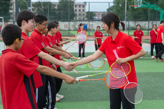 羽毛球教师黄慧,中国足球运动学院研究生渠思源和中国篮球学院研究生