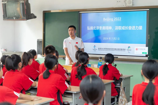 羽毛球教师黄慧,中国足球运动学院研究生渠思源和中国篮球学院研究生