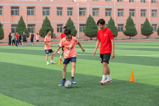 羽毛球教师黄慧,中国足球运动学院研究生渠思源和中国篮球学院研究生