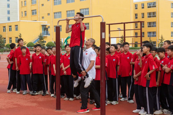 羽毛球教师黄慧,中国足球运动学院研究生渠思源和中国篮球学院研究生